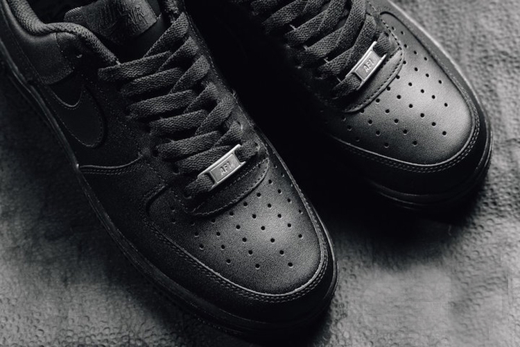 all black low top nikes